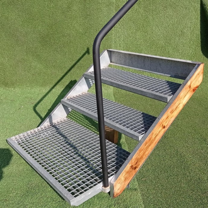 Escalera de mobilhome con barandilla para montaña - MundoMobilHome