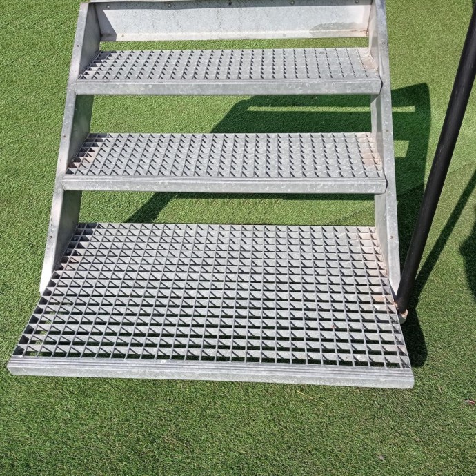 Escalera de mobilhome con barandilla para montaña - MundoMobilHome