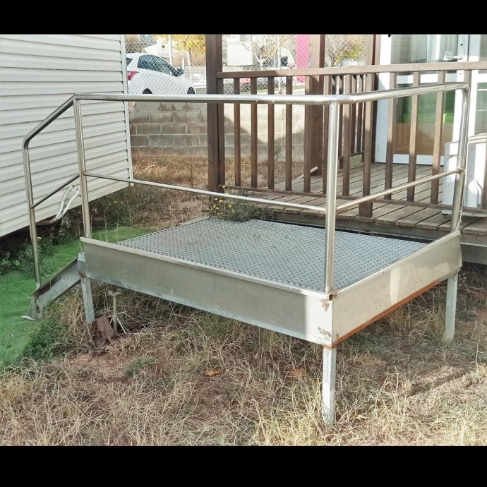 Escalera con plataforma de acero galvanizado - MundoMobilHome